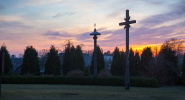 Rūdiškių bažnyčia · mediniai kryžiai šventoriuje