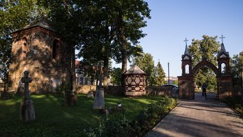 Antašavos bažnyčia · šventoriaus vartai, varpinė