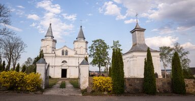 Metelių bažnyčia · šventoriaus tvora, vartai, varpinė