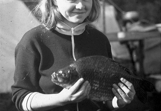 zoologijos praktika 1986 · Edita Bulaitė laiko karosą
