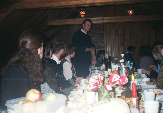 kurso susitikimas 2000 · Vizgirdas rėžia kalbą prie stalo