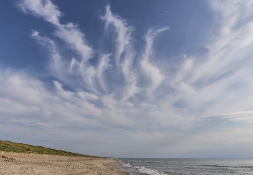 Juodkrantė · jūra, plunksniniai debesys