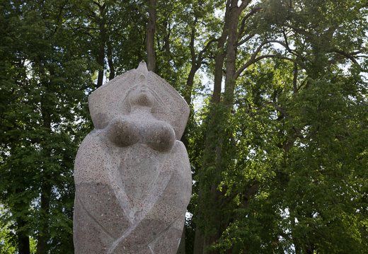 Sirvėtos parkas · Šventos dvarvietė, Laimos, likimo deivės skulptūra 9123