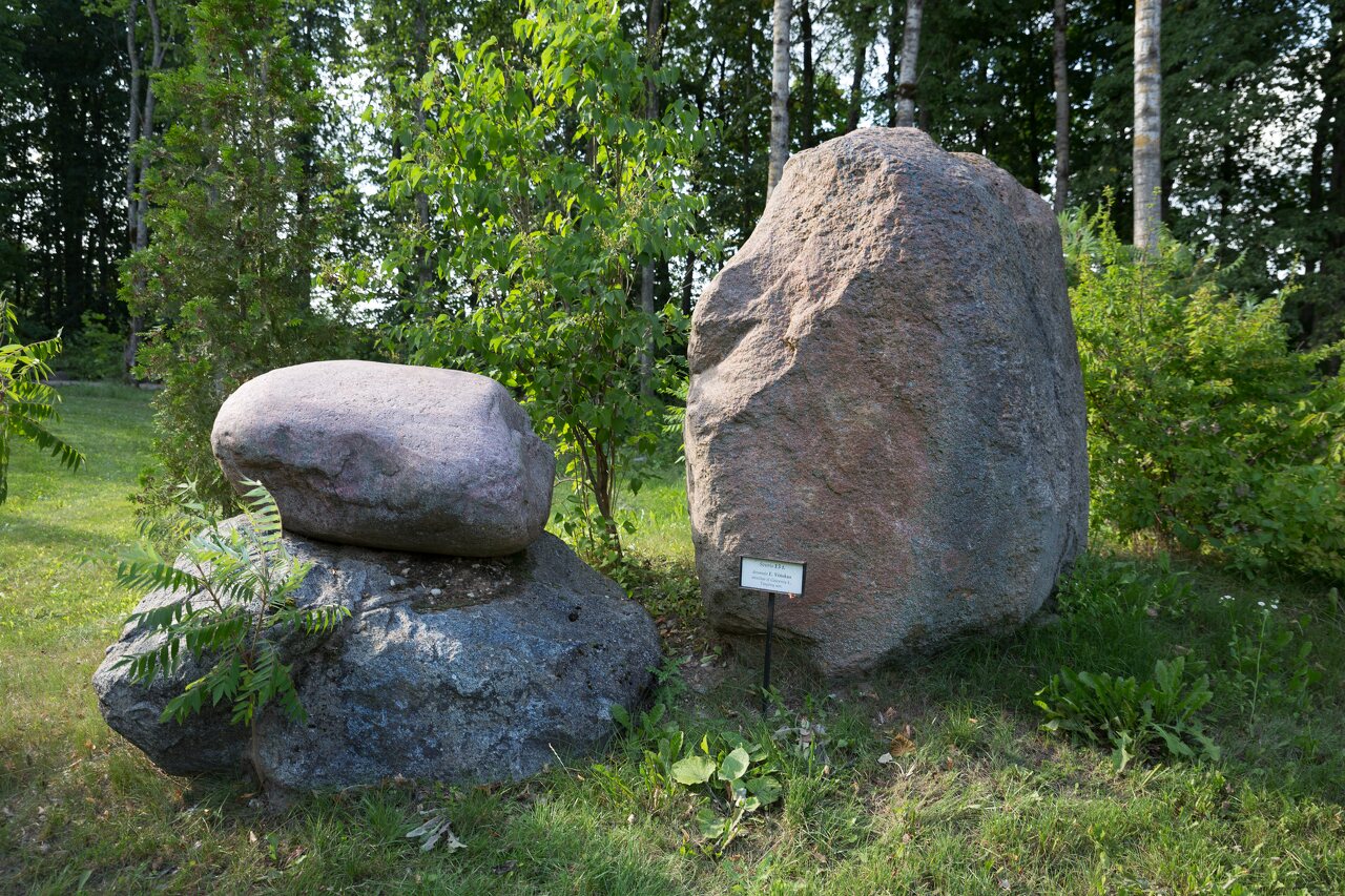 Taujėnų dvaras · akmenų parkas