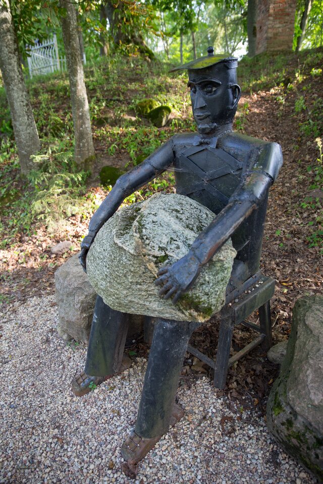 Taujėnų dvaras · skulptūra parke