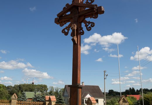 Naujųjų Kietaviškių Švč. Trejybės bažnyčia · kryžius šventoriuje