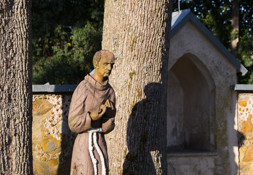 Musninkų Švč. Trejybės bažnyčia · skulptūra šventoriuje