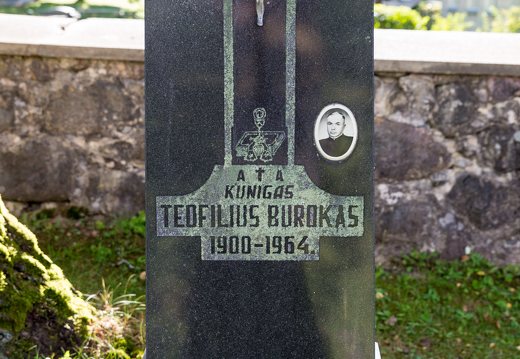 Buivydžiai · paminklas kunigui Teofiliui Burokui