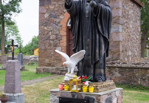 Butrimonys · paminklas popiežiui Jonui Pauliui II