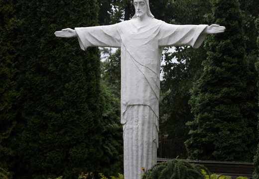 Eišiškės · skulptūra šventoriuje "Palaiminimas"