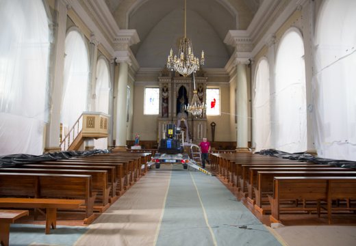 Leipalingis · remontuojamas bažnyčios interjeras, centrinė nava