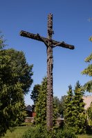 Šilų bažnyčia · medinis kryžius šventoriuje