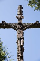 Šilų bažnyčia · medinis kryžius šventoriuje