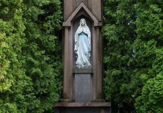 Užpaliai · Švč. Trejybės bažnyčia, paminklas šventoriuje