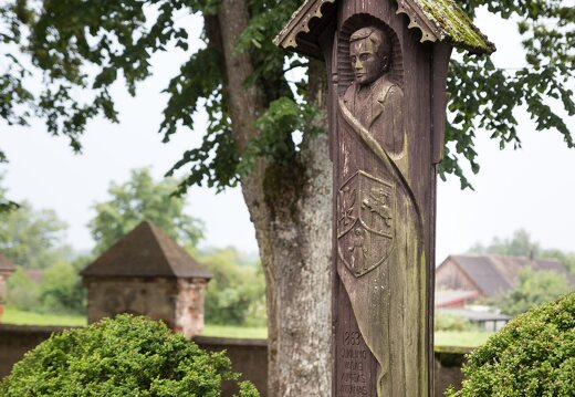 Svėdasų bažnyčia · medinis paminklas šventoriuje